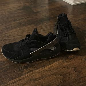 Nike Hurache size 9.5 men's shoes